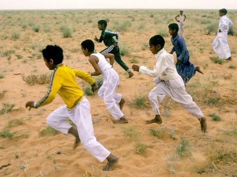 أطفال سعداء بالركض على الرمال