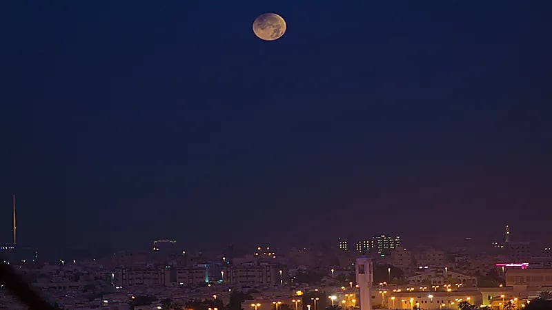 فلكية جدة ترصد خسوف جزئي للقمر غرب المملكة فجراليوم