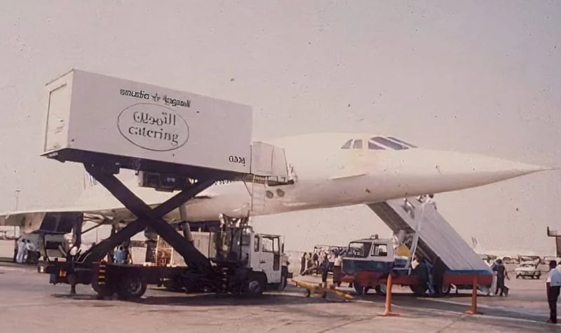 صورة قديمة من مطار جدة لطائرة أثناء تزودها بالتموين