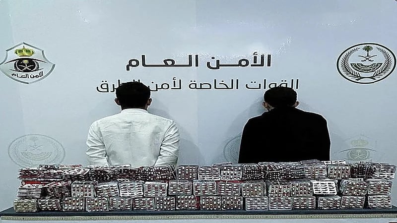 القبض على شخصين لترويجهما 150,255 قرصًا خاضعًا لتنظيم التداول الطبي