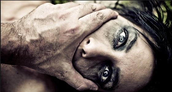 مهووس يهدد حامل بقنبلة ويغتصبها مرتين