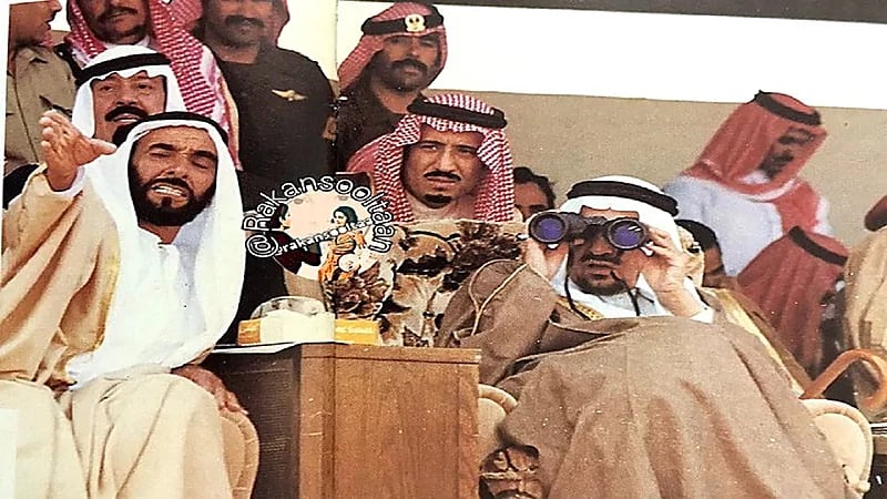صورة عفوية تجمع الملك خالد بن عبدالعزيز بالشيخ زايد بمنصة مضمار الخيل