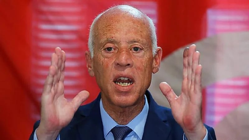 الرئيس التونسي ينهي مهام مسؤولين في مناصب عليا بالحكومة