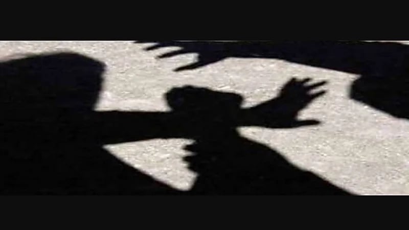 أهالي ينقضون على شاب بالضرب المبرح بسبب فتاتين