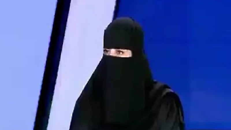 بالفيديو ..قصة أول امرأة بالمملكة تعمل في مجال العزل المائي والحراري