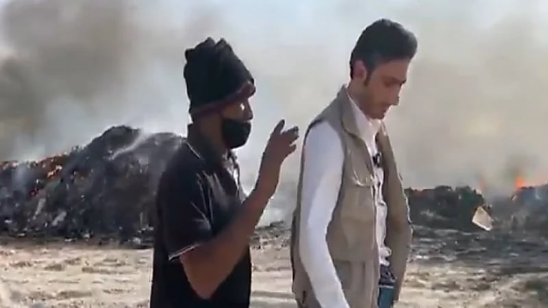 بالفيديو .. تلوث بيئي وعاملة تحرق النفايات لاستخراج قطع المعادن بطريقة مخالفة بالدمام