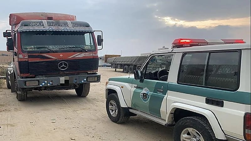 شاهد.. قائد شاحنة كاد يتسبب بكارثة على طريق تنومة بعسير