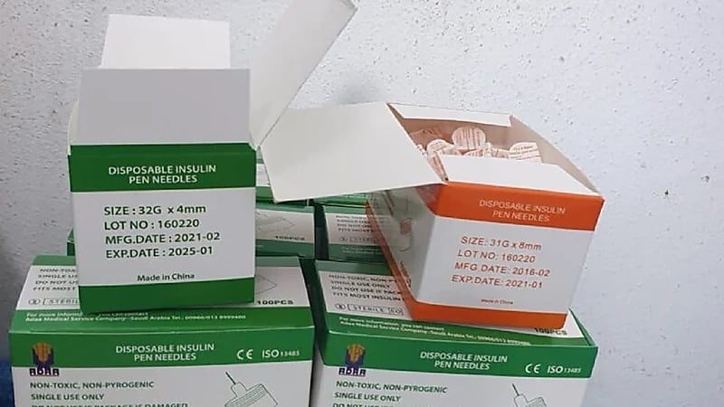 بالصور .. ضبط عمالة وافدة زورت تواريخ  3 ملايين إبرة أونسلين