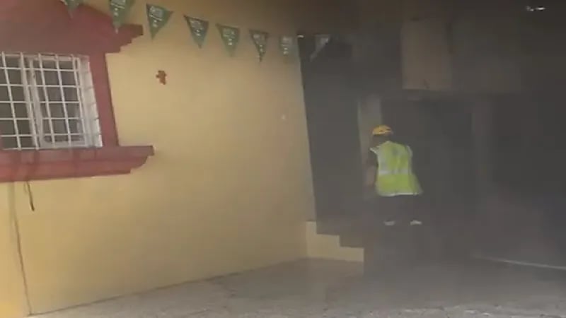 شاهد.. اندلاع حريق بمدرسة ابتدائية في عسير