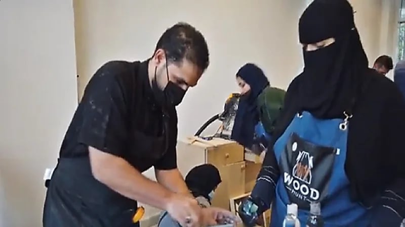 بالفيديو.. الشباب السعودي يتجه للحرف التقليدية وينافس الوافدين
