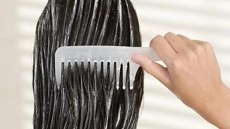 يعالج الهيشان ويعزز نموه.. تعرفي على فوائد اللبن للشعر