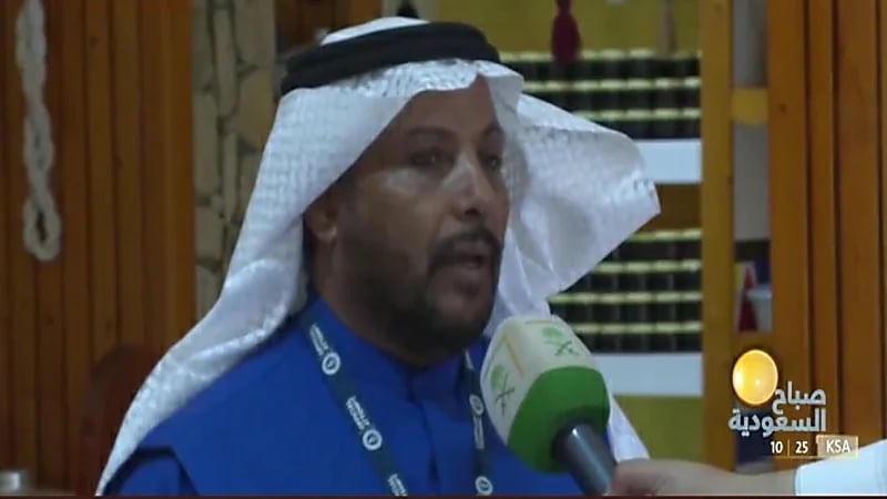 بالفيديو.. "سعودي" يدخل موسوعة غينيس للأرقام القياسية بصناعة أكبر إناء للعسل في العالم