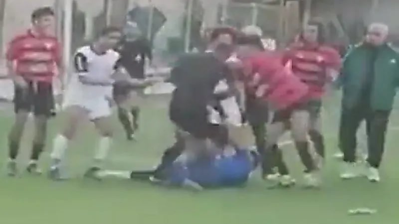 لاعب يعتدي على حكم بالضرب المبرح بسبب البطاقة الصفراء
