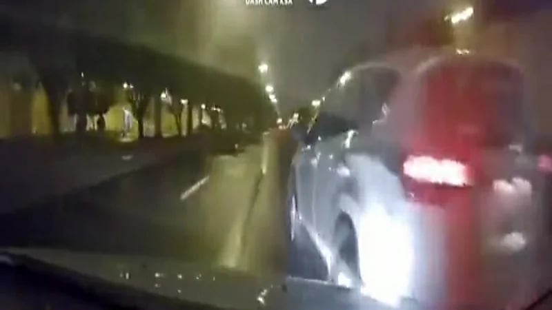 بالفيديو.. قائد مركبة يصدم سيارة على شارع التخصصي