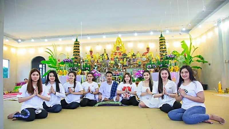 شاهد.. رجل يتزوج من 8 نساء ويعيشون في المنزل ذاته