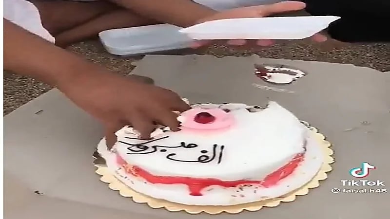شاهد..شاب يقطع التورتة بيده للاحتفال بتخرج صديقه