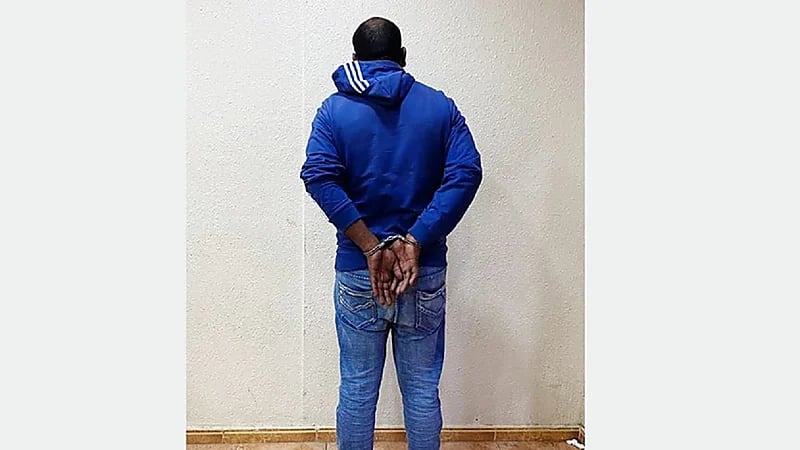 القبض على مقيم لإيوائه 6 مخالفين لنظام أمن الحدود في عسير