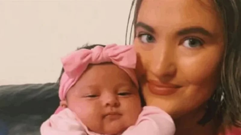 فتاة تتفاجأ بحملها يوم الولادة