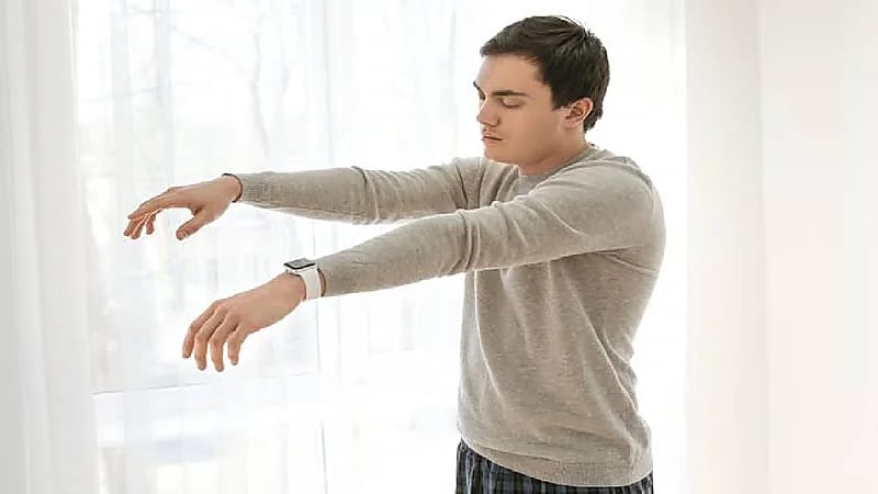 بالفيديو.. استشاري: الذكور الأكثر  من يمشي على أقدامه وهو نائم