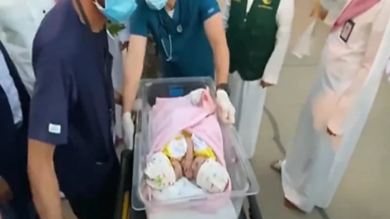 بالفيديو.. لحظة وصول التوأم السيامي مودة ورحمة إلى مطار الملك خالد