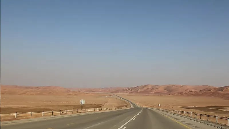 النقل : غرامات تصل لـ 100 ألف ريال للمتعدين على الطريق