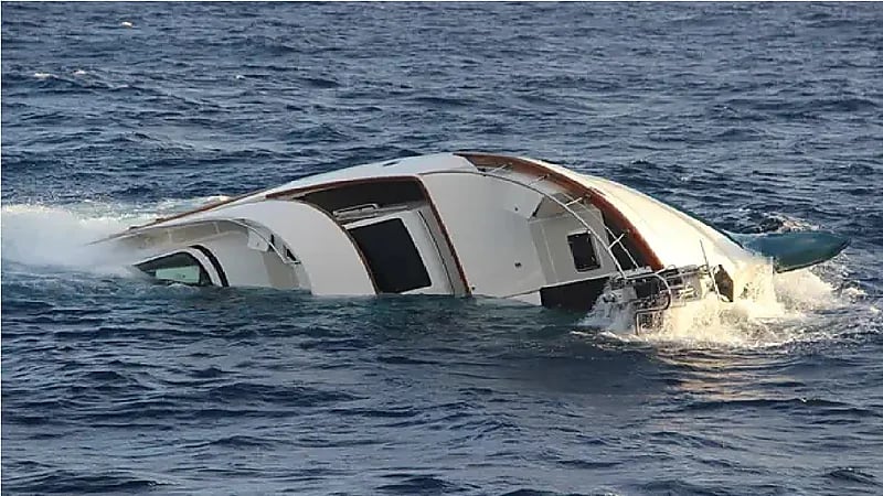 شاهد.. لحظة غرق يخت فاخر قبالة سواحل إيطاليا