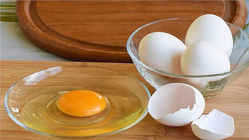 بالفيديو.. شركة تعاقب موظفيها بتناول البيض النيء وصلصة الخردل