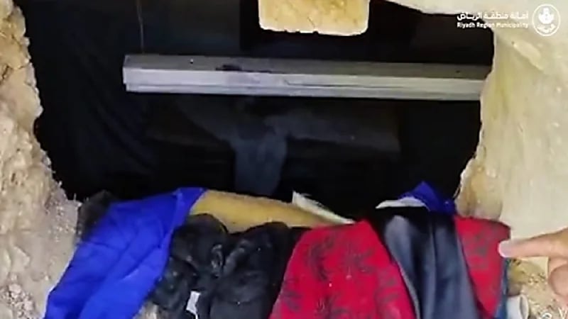 بالفيديو.. ضبط عمالة مخالفة تختبئ وراء خضروات وإطارات سيارات وسط الرياض