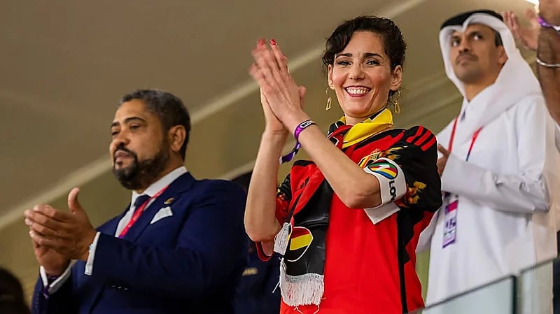 وزيرة خارجية بلجيكا تخالف القوانين وترتدي شارة المثليين في مونديال قطر