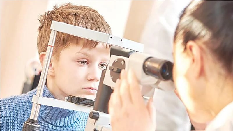 بالفيديو.. طبيب: افحصوا عين الطفل حتى لو كان سليما