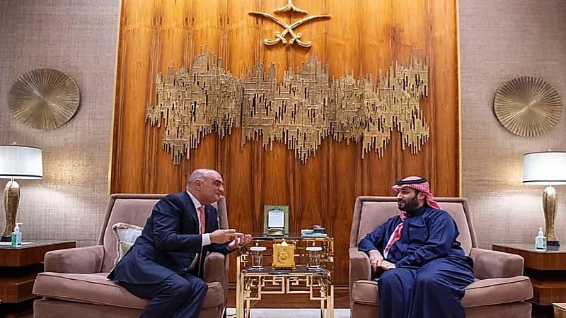 ولي العهد يستقبل رئيس الوزراء الأردني