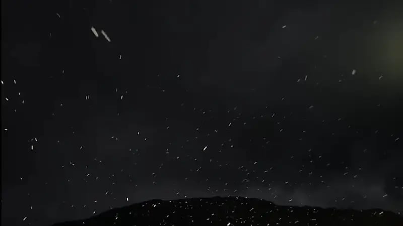 شاهد.. بدء تساقط الثلوج على قمم جبل اللوز في نيوم