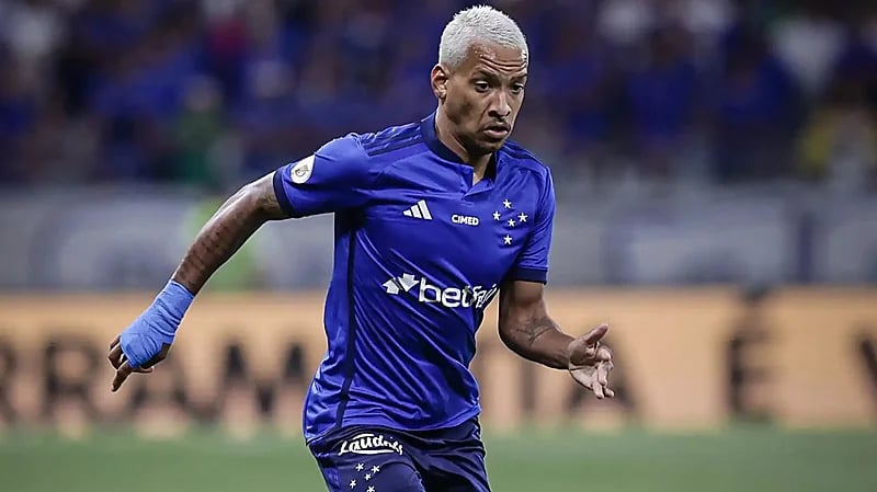 انتقال محترف الهلال لكروزيرو البرازيلي 