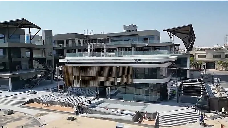 وضع اللمسات النهائية لمشروع أس سكوير الشاطئ بالدمام .. فيديو