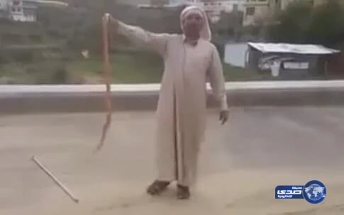 بالفيديو..مواطن يداعب كُوبرا سامة بأحد طرق النماص