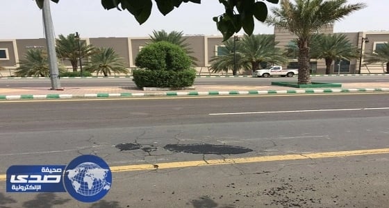 بالصور.. بلدية محايل ترقع حفرا بأحد الطرق بعد حملة على التواصل الاجتماعي