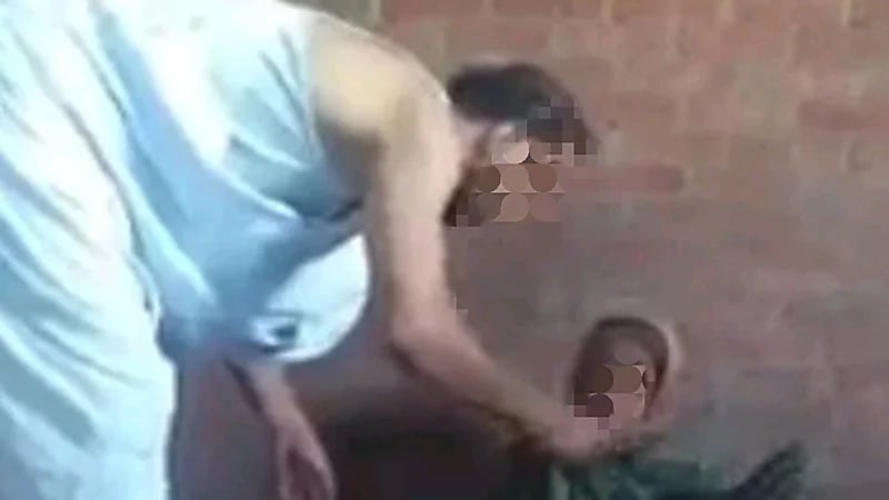 بالفيديو.. ابن يتعدى على والدته بآلة حادة ويجبرها على تعديل جلستها