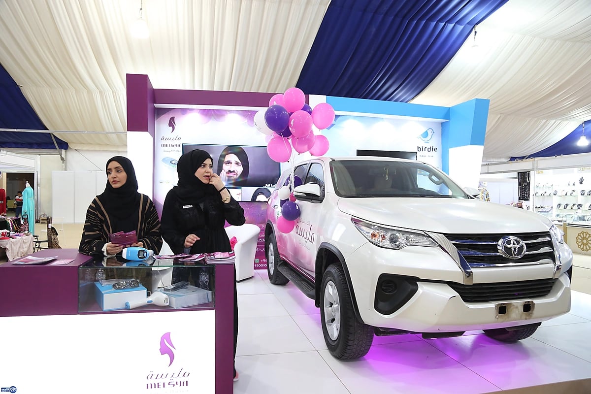 بالفيديو والصور.. تجربة الجنس الناعم في البيع والشراء بالقرية العالمية