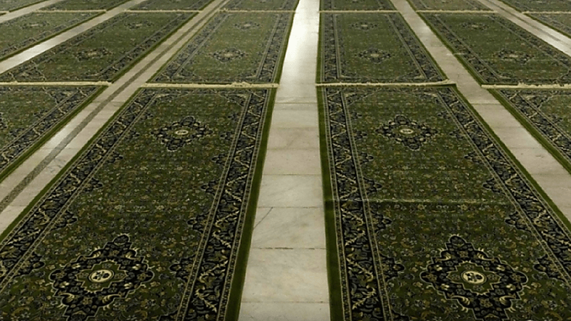 فرش 25 ألف سجادة جديدة بالمسجد الحرام