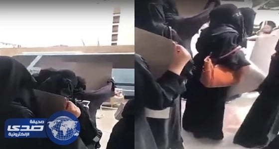 بالفيديو.. مسنة تعيق حركة السير في القاعد لشراء البرسيم