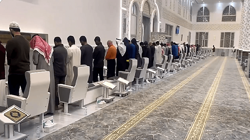 بالفيديو.. اصطفاف المصلين في مسجد حفر الباطن بعد إلغاء التباعد الاجتماعي