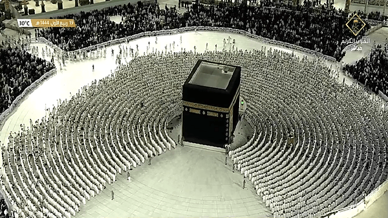 بالفيديو.. حشود غفيرة من المصلين يؤدون صلاة العشاء في جو روحاني بالحرم المكي