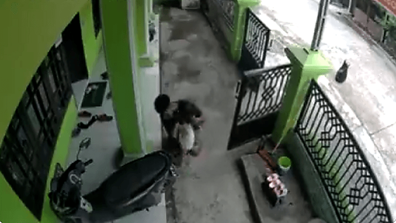 شاهد.. "أم" تنفذ طفلتها من متحرش