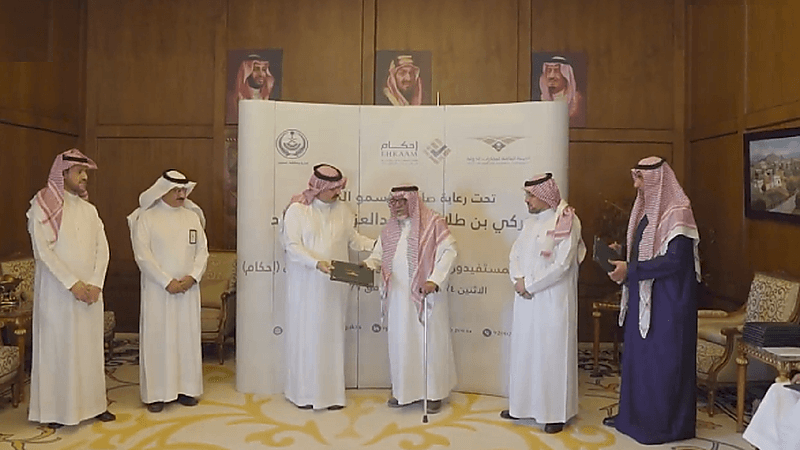 بالفيديو.. أمير عسير يسلم عددًا من المواطنين وثائق تملك عقاراتهم