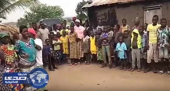 بالفيديو.. قرية أفريقية بأكملها تشهر إسلامها وتحطم أصنامها