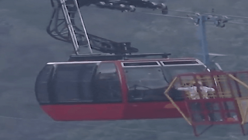 شاهد.. إنقاذ 11 سائحا علقوا في تلفريك بالهند