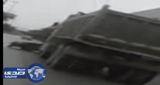 بالفيديو.. تصادم مركبتين وسيارة بطريق الملك فهد