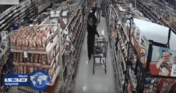 بالفيديو.. متسوق يسرق لحوما ويخفيها ببنطاله