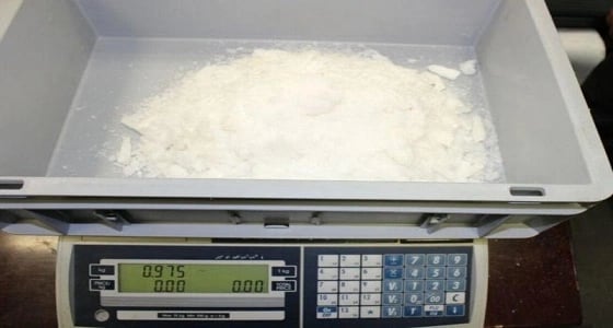 بالصور.. جمرك مطار المدينة يحبط تهريب 975 جراماً من مادة الميثامفيتامين المخدّرة