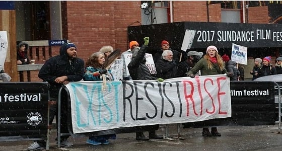 بالصور .. ابنة أوباما الكبرى تتظاهر ضد قرارات ترامب